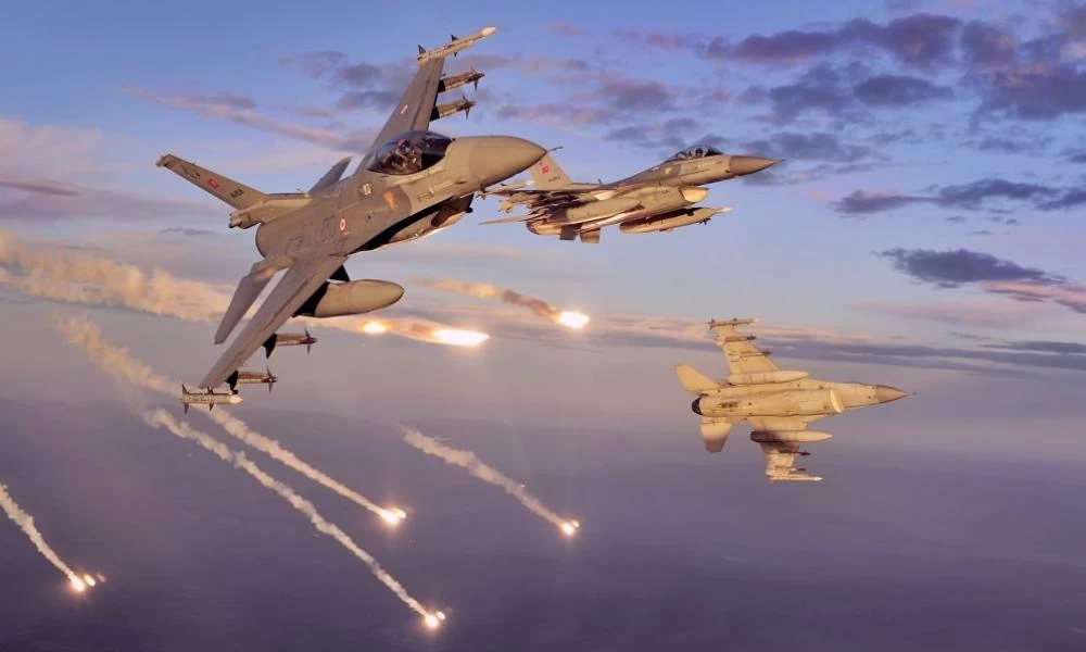 Τουρκικά F-16 εκτόξευσαν θερμοβολίδες για να γλιτώσουν